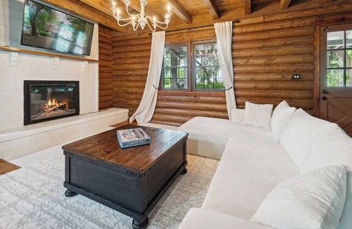 Fleming Cabin | Waterfront Log home near Savannah Downtown