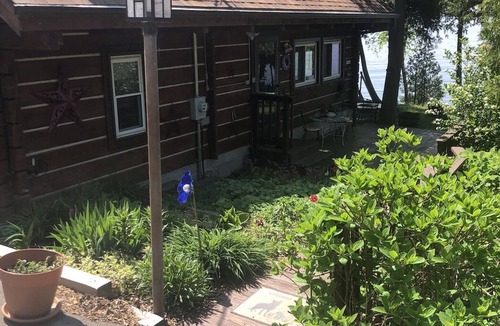 Egg Harbor Cabin | Waterfront Log Home, WiFi, 3 bedrooms, Direct TV, Fire Pit