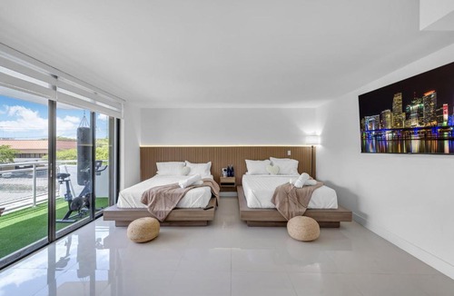 Hallandale Beach Apartment | Waterfront Luxe Condo - Close to beach