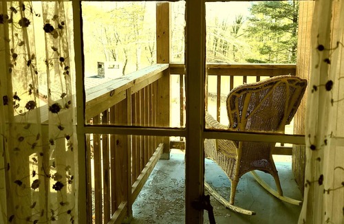 Limekiln Apartment | Waterfront Luxury Apt & Balcony, 10 minutes to Santander Arena