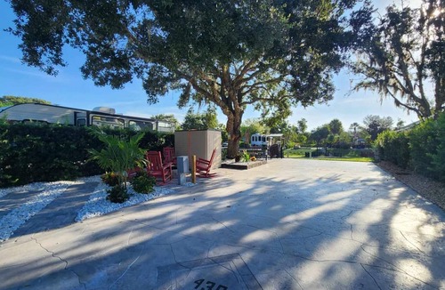River Ranch RV Rental | Waterfront Luxury RV Lot w/Private Dock & Grill 430