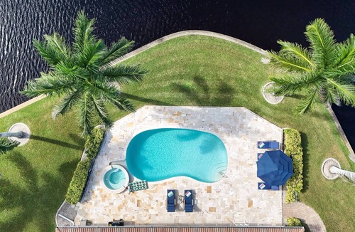 Yacht Club Villa | Waterfront Luxury Villa * South Facing * Pool * Jacuzzi * WiFi * Tiki Hut*