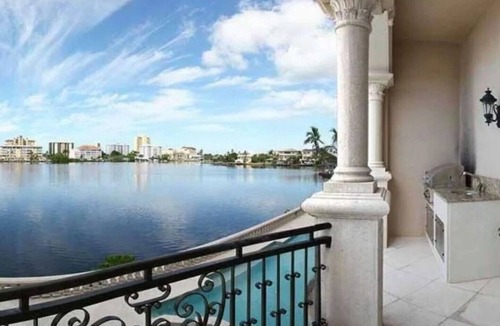 Connors Villa | Waterfront Mansion Luxury House. Hot Tub and Pool. Perfect Family Gathering.
