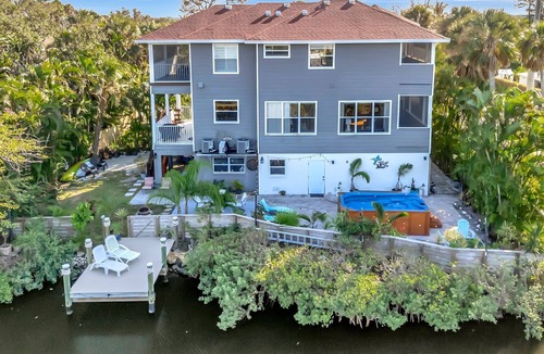 Palmetto House | Waterfront Mansion Sleeps 9 | Hot Tub & Kayaks!