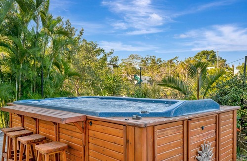 Palmetto House | Waterfront Mansion Sleeps 9 | Hot Tub & Kayaks!