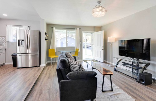 Mariposa Cottage | Waterfront Mariposa Hideaway: Hot Tub & Mtn Views!