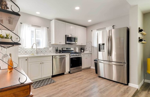 Mariposa Cottage | Waterfront Mariposa Hideaway: Hot Tub & Mtn Views!