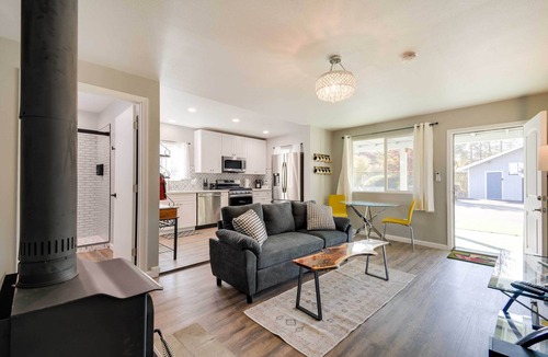 Mariposa Cottage | Waterfront Mariposa Hideaway: Hot Tub & Mtn Views!
