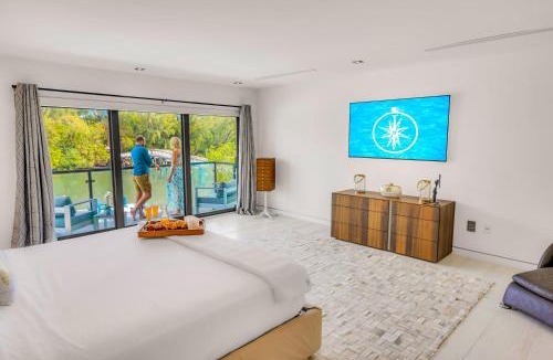 Harbor Beach Villa | Waterfront Masterpiece Villa Grand Heated Pool Seabreeze Key