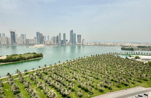 Al Majaz Apartment | Waterfront Modern loft overlooking downtown 3BR