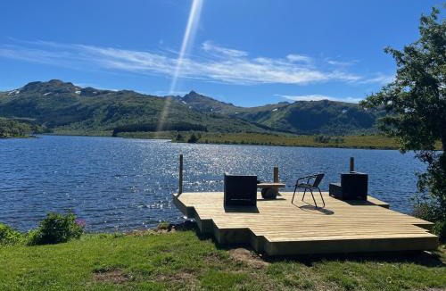 Bostad House | Waterfront mountain view cabin Lofoten