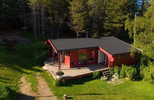 Bostad House | Waterfront mountain view cabin Lofoten