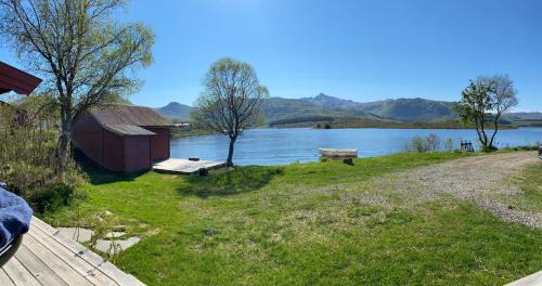 Bostad House | Waterfront mountain view cabin Lofoten