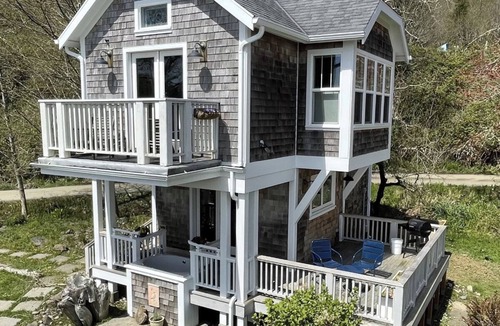 Ilwaco Cottage | Waterfront Nest at Baker Bay Retreat with Outdoor Soaking Tub and Pier