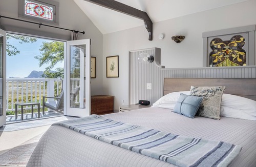 Ilwaco Cottage | Waterfront Nest at Baker Bay Retreat with Outdoor Soaking Tub and Pier