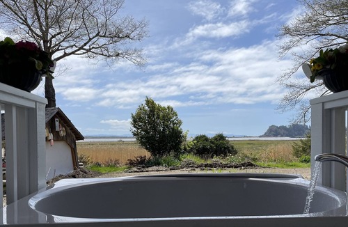 Ilwaco Cottage | Waterfront Nest at Baker Bay Retreat with Outdoor Soaking Tub and Pier