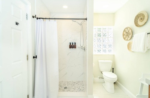 Venetian Way House | Waterfront Oasis: 3B/3B with Heat Pool & Hot Tub-Bring Your Boat!