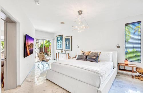 Riverside Park House | Waterfront Oasis Cascading Pool Views Centrally located Heated Pool Cascade KeyResidences
