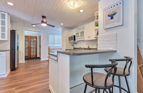 Bala Cottage | Waterfront on Butterfly Lake l Hottub l Firepit