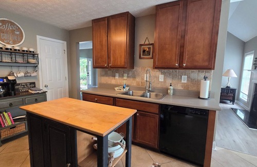 Eatonton House | Waterfront on Lake Sinclair 4 bedroom 4bath Bring your boat or relax on the lake