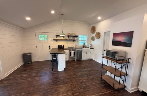Hiwassee Cottage | Waterfront Paddles & Pours Cottage on Claytor Lake
