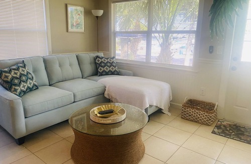 Bay Crest Villa House | Waterfront Palm Cottage