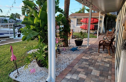 Spring Hill House | Waterfront Paradise ☼ Paddle to Gulf ☼ Resistance Swimming Spa