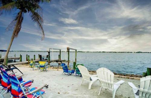 Englewood Villa | Waterfront "Paradise Bay" Wows Guests! Pool & Bay