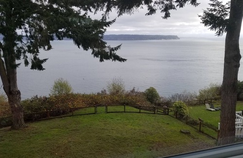 Langley House | Waterfront + Patio + Saratoga Views | Mins to Langley | Cascade View Haven