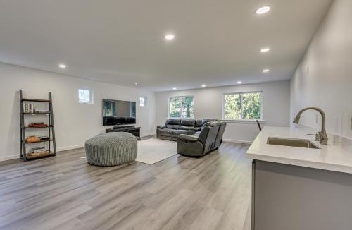 Everett House | Waterfront Patio! Stylish Family Home in Everett