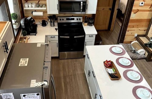 Golden Cabin | Waterfront Pet Friendly Cabin on Glover River with Hot Tub near Broken Bow, Oklahoma