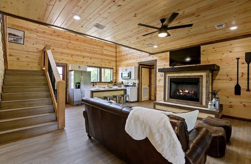 Golden Cabin | Waterfront Pet Friendly Cabin on Glover River with Hot Tub near Broken Bow, Oklahoma