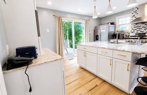 Tonawanda House | Waterfront Pool Retreat Near Niagara Falls & Buffalo Bills