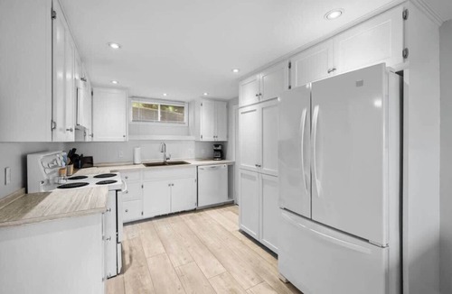 Queens Square Condo | Waterfront Posh King Studio Suite Downtown Ch'town