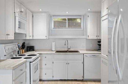 Queens Square Condo | Waterfront Posh King Studio Suite Downtown Ch'town