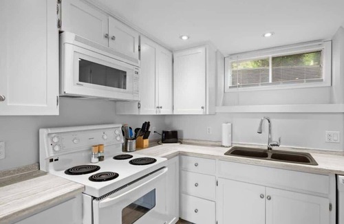 Queens Square Condo | Waterfront Posh King Studio Suite Downtown Ch'town