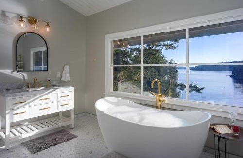 Eastsound House | Waterfront Privacy, Hot Tub, Mooring, Gated Estate