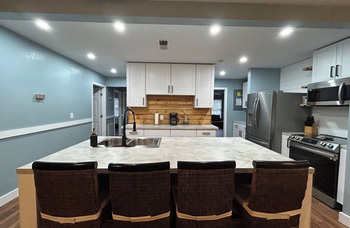 Suwannee House | Waterfront, Private dock for 4 boats, Sleeps 13+, Fire Pit, Movie Projector.