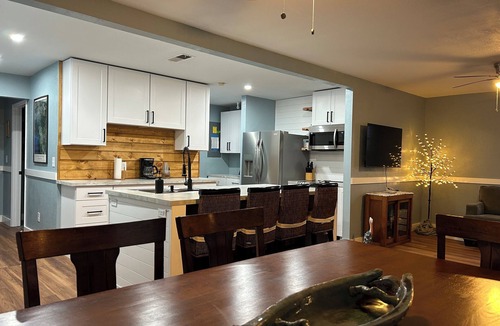 Suwannee House | Waterfront, Private dock for 4 boats, Sleeps 13+, Fire Pit, Movie Projector.