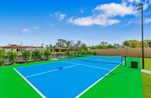 Tampa House | Waterfront Private Pool Pickleball Court Game Room