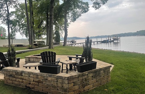 Mooresville Cottage | WATERFRONT, PRIVATE, LAKESIDE, LOVELY COTTAGE! COME ESCAPE AND AWAKE TO SUNRISE!