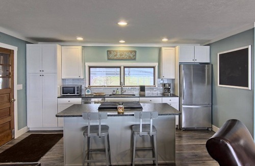 Williamsburg Cottage | Waterfront property. Close to golf, wineries, hiking, restaurants and shopping.