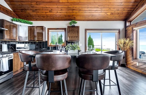 Leamington Cottage | Waterfront Relaxing Cottage Ideal to Create New Memories in Ontario