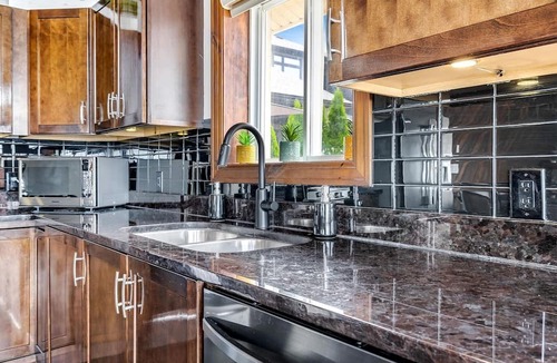 Leamington Cottage | Waterfront Relaxing Cottage Ideal to Create New Memories in Ontario