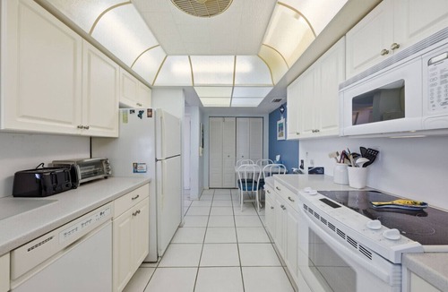 Isla del Sol Apartment | Waterfront Retreat in St. Petersburg – Spacious 2-BR Condo with Balcony & Pool