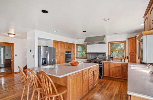 Mount Vernon House | Waterfront Retreat with private beach and dock