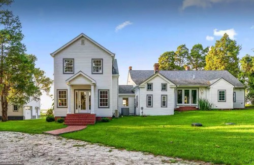 Mount Vernon House | Waterfront Retreat with private beach and dock