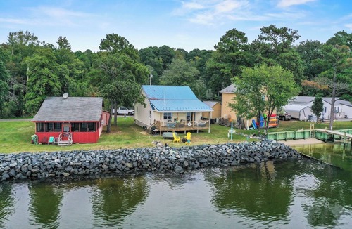 Valley Lee House | Waterfront Retreat | Sunset Views + Outdoor Lounge