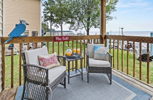 Valley Lee House | Waterfront Retreat | Sunset Views + Outdoor Lounge