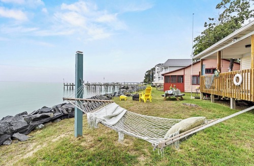Valley Lee House | Waterfront Retreat | Sunset Views + Outdoor Lounge